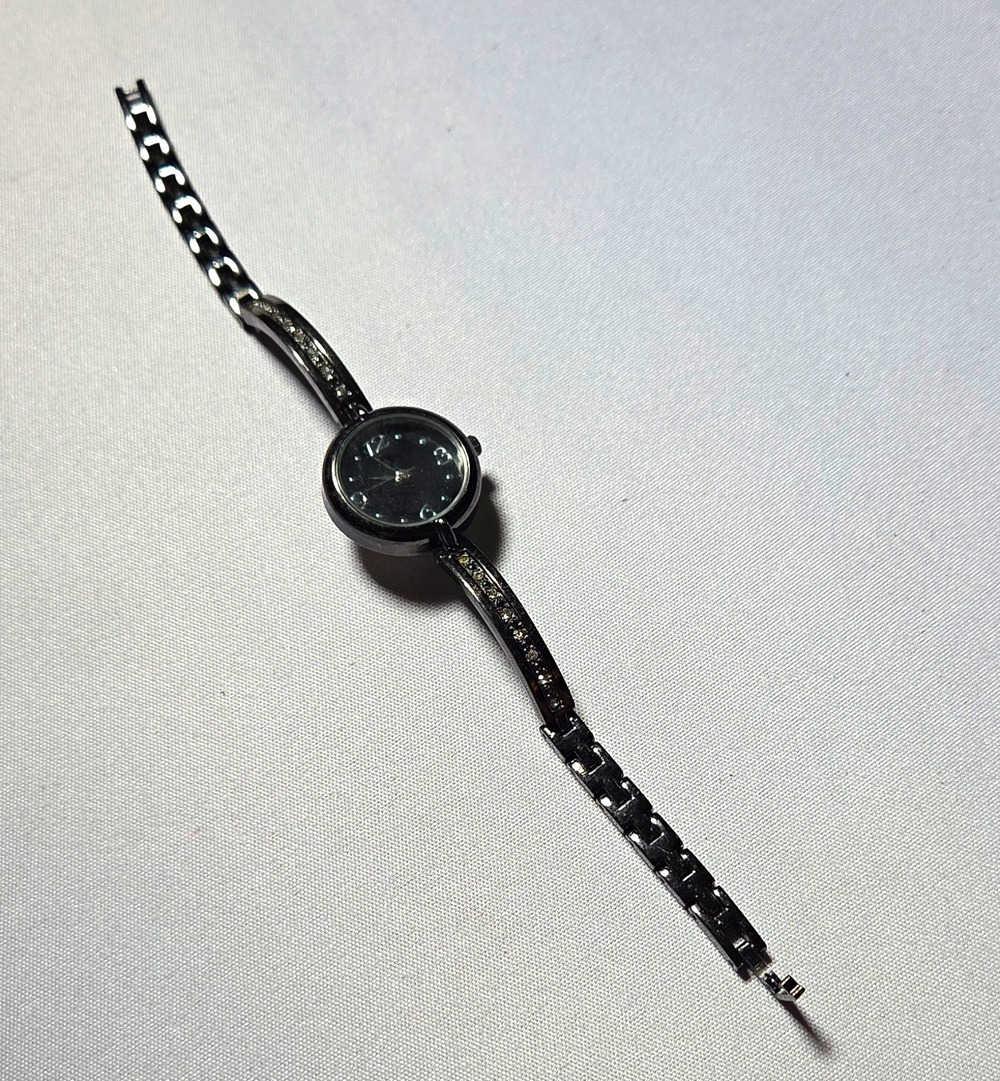 Women’s Quartz Analog Wristwatch Black Dial Arabic Numerals Black Bracelet